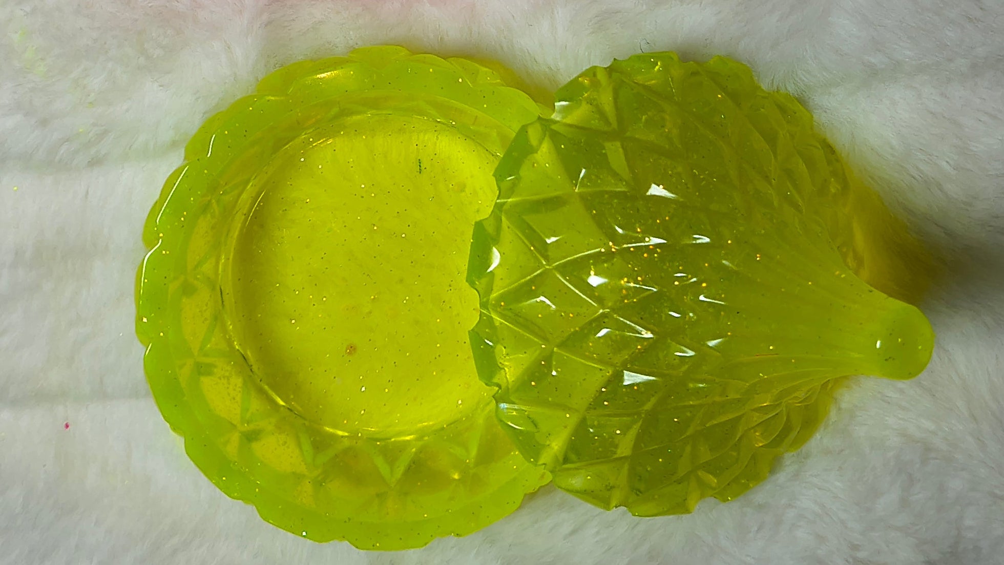 Up close visual of eye catching lemon fluorescent holder to see the sparkles