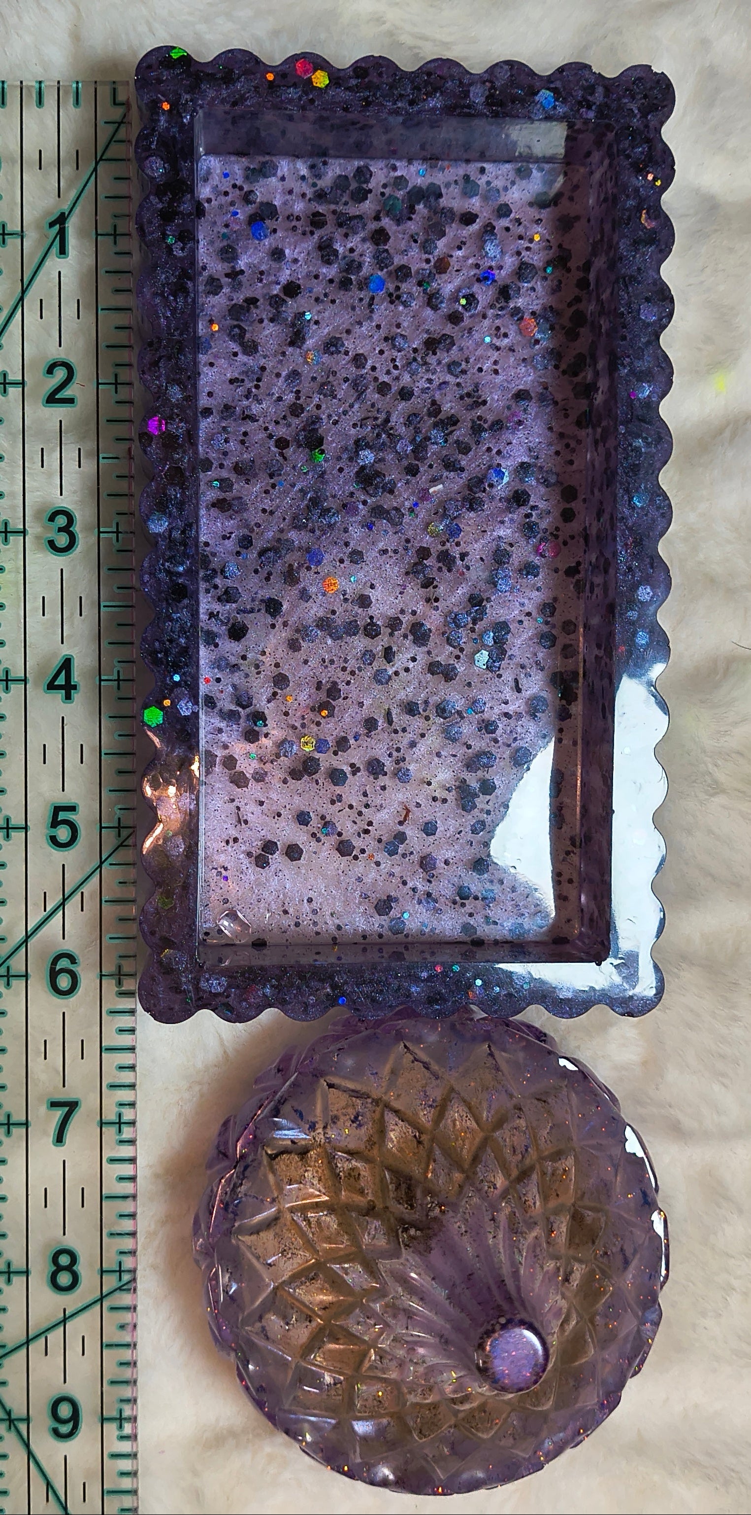 Tray and holder with ruler to get size visual