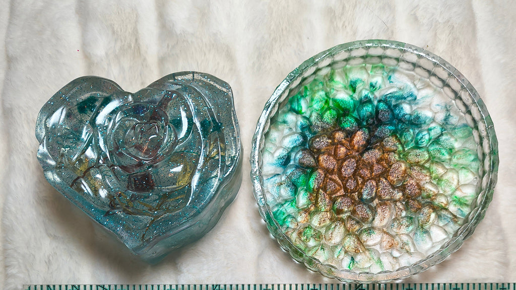 Heart shaped holder with rose on Lid ad round multicolored  try